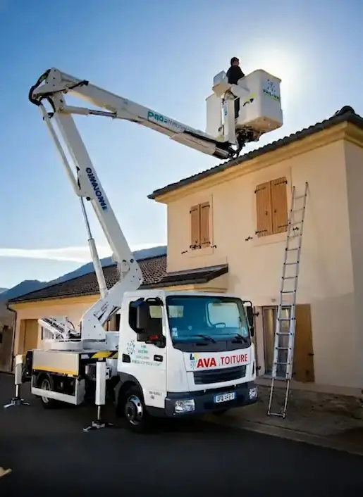 Véhicule utilitaire nacelle élévatrice équipement professionnel AVA Toiture Albi